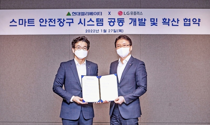 왼쪽부터 현대엘리베이터 이정한 최고안전환경책임자와 LG유플러스 전승훈 스마트인프라사업담당(상무)이 협약 체결 후 기념 촬영을 하고 있다 (출처: 현대엘리베이터)