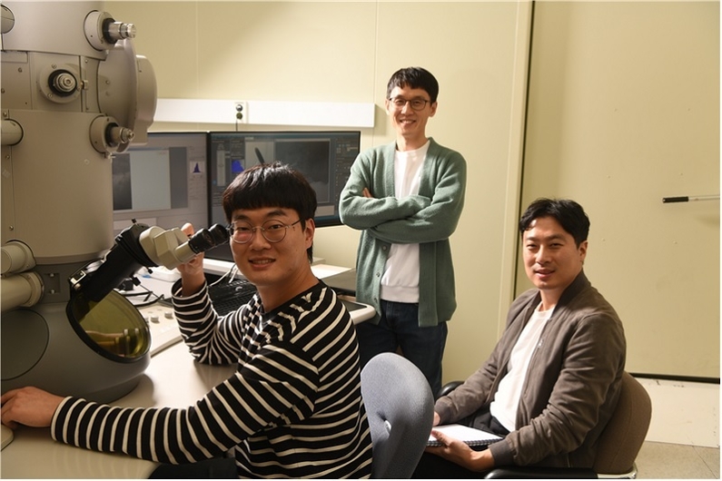 왼쪽부터 KRISS 소재융합측정연구소 서종혁 연구학생, 권지환 선임연구원, 건국대학교 김연호 교수 (출처: KRISS)