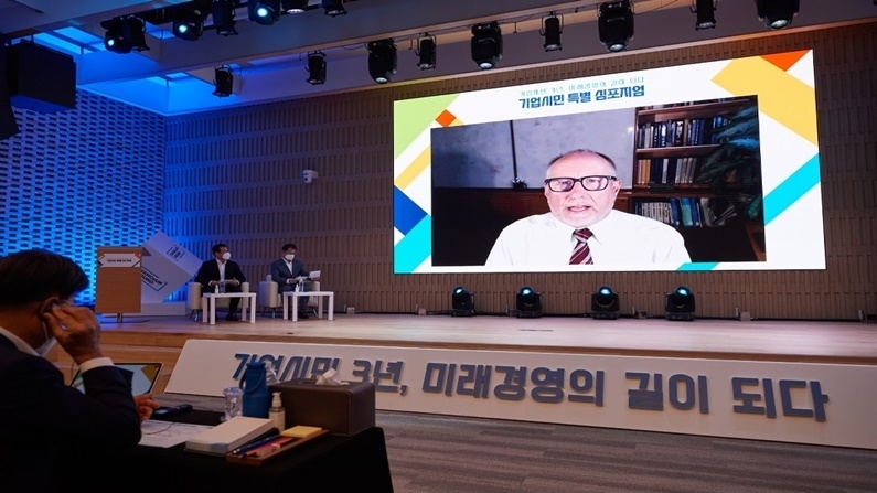 스탠퍼드 경영대학원의 윌리엄 바넷 주임교수가 2021년 7월 열린 기업시민 특별 심포지엄에서 온라인으로 기조강연을 하고 있다. (출처 : 포스코)