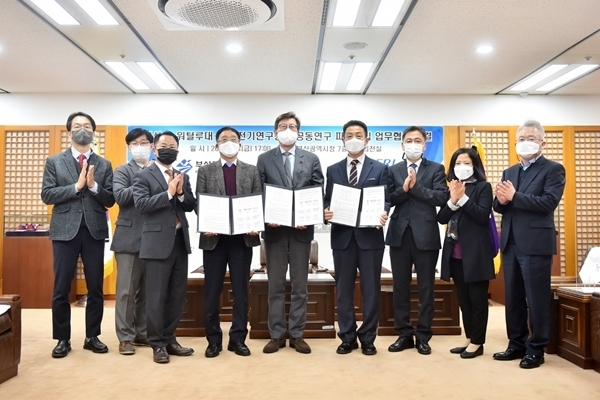 지난해 12월 KERI와 부산광역시, 캐나다 워털루대학이 지역에서의 AI 저변 확대를 위한 공동연구 파트너십 업무협약을 체결했다. (출처 : 한국전기연구원)