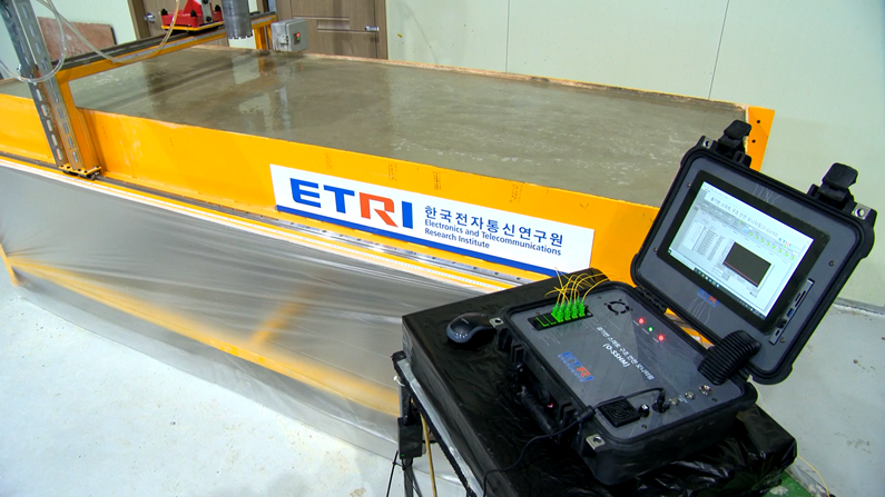 ETRI 연구진이 광섬유 센서를 이용한 스마트 안전 건축구조 모니터링을 수행하는 모습 (출처 : ETRI)