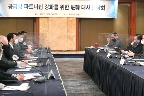 산업통상자원부가 24일 베트남, 필리핀, 멕시코, 캐나다 등 9개국 주한대사들과 함께 원자재 공급망 협력 강화를 위한 회의를 개최했다. (출처 : 산업통상자원부)