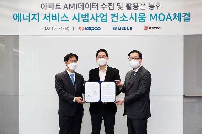 (왼쪽부터) 김숙철 한국전력 기술혁신본부장, 박찬우 삼성전자 생활가전사업부 부사장, 황재용 피에스텍 대표이사가 ‘아파트 AMI 데이터 수집 및 활용을 통한 에너지 서비스 시범사업 컨소시엄 추진을 위한 업무협약’을 체결한 후 기념촬영을 하고 있다. (사진 : 삼성전자)