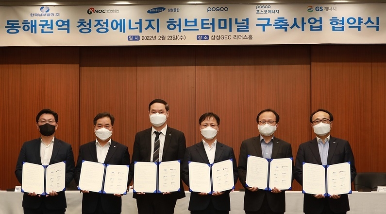 (왼쪽부터) 김성원 GS에너지 부사장, 심재원 한국남부발전 본부장, 최문규 한국석유공사 부사장, 이병수 삼성물산 건설부문 부사장, 정기섭 포스코에너지 사장, 유병옥 포스코 부사장이 협약 체결 후 기념촬영을 하고 있다. (사진 : 삼성물산)