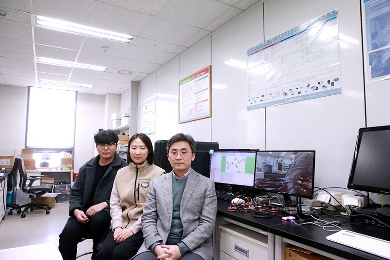 (오른쪽에서 왼쪽방향) DGIST 전기전자컴퓨터공학과 최지웅 교수, 최은민 박사과정생, 송호승 석사과정생 (출처: DGIST)