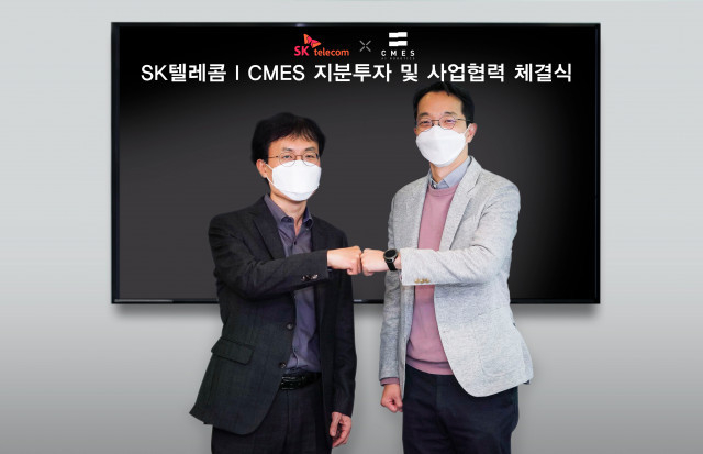  최낙훈 SKT 스마트팩토리 CO 담당과 씨메스 이성호 대표가 기념 촬영을 하고 있다. (출처 : SKT)