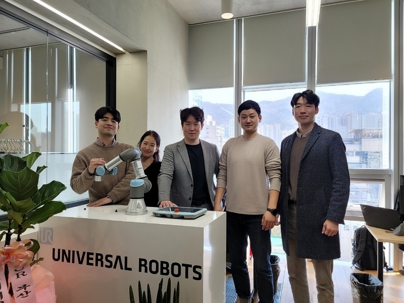 유니버설 로봇 부산 제2사무실 개소식에서 임직원들과 기념 촬영을 하는 이내형 유니버설 로봇 대표(가운데) (출처: 유니버설 로봇)