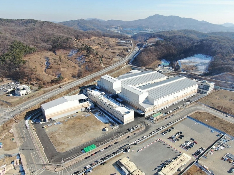 포스코케미칼이 세종에 단계적으로 조성하고 있는 음극재 공장 모습. 사진 왼쪽 하단 부지에 저팽창 음극재 전용 생산라인을 건설할 예정이다. (출처: 포스코케미칼)