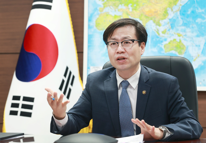 UNIDO 사무총장과 화상면담을 하고 있는 여한구 산업통상자원부 통상교섭본부장 (출처 : 산업통상자원부)