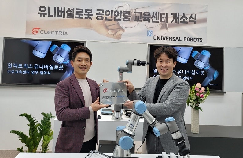 일렉트릭스에서 열린 개소식에서 유니버설 로봇 이내형 대표(우)와 일렉트릭스 이기봉 대표가 기념사진을 촬영하고 있다. (사진제공: 유니버설 로봇)