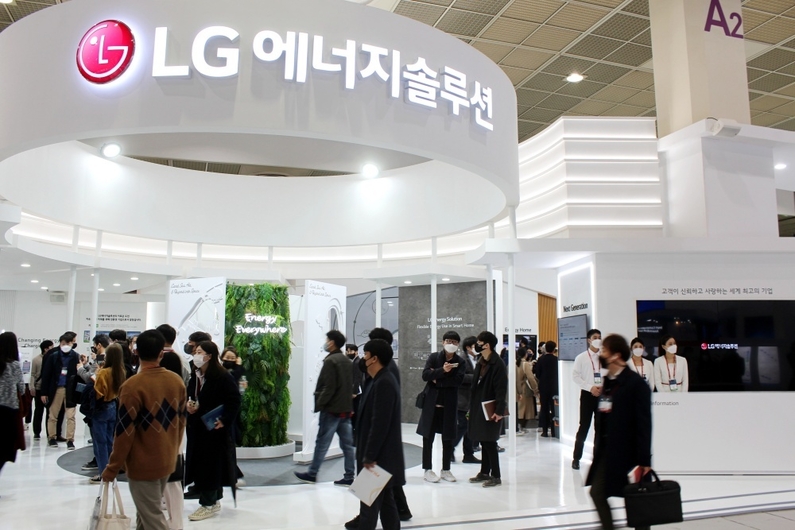인터배터리 2022에 참가한 LG에너지솔루션의 부스 전경 (출처 : 헬로티)