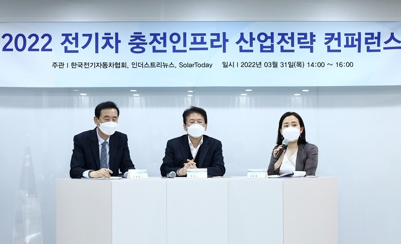패널 토론에서는 전기차와 충전인프라 주요 이슈에 관한 현황과 정책이 다뤄졌다. (좌측부터) 한국전기자동차협회 박광칠 감사, 김필수 회장, 환경부 김효정 과장