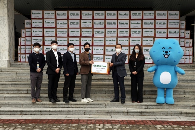 한국원자력연구원 정지영 부원장(오른쪽 세 번째)이 조윤찬 옷캔 대표(왼쪽 네 번째)에게 그린박스를 전달하고 있다. (출처: 한국원자력연구원)