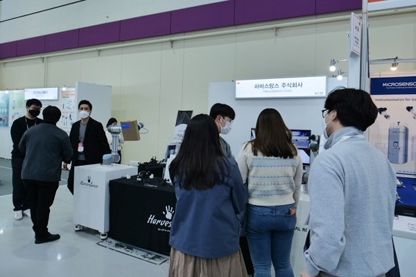 하비스탕스가 ‘스마트공장·자동화산업전 2022(Smart Factory + Automation World 2022)’에서 협동로봇용 맞춤형 3D프린팅 그리퍼 온라인 제조 서비스로 눈길을 끌었다. (사진 : 헬로티)