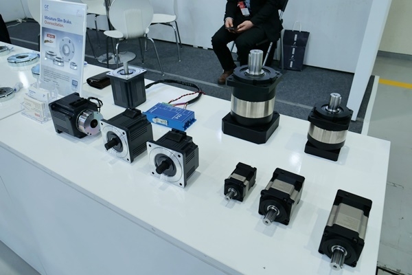 아이모션테크/지피테크놀러지는 전시회에서 전방 장착용 전자브레이크와 HP-Vanguard 모터, Nanotec의 스텝 모터, 드라이버, 컨트롤러 등 제품을 선보였다. (사진 : 헬로티)