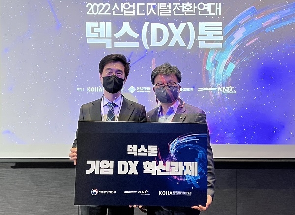 유비씨와 만도가 추진하고 있는 메타버스 가상공장이 기업 DX 혁신과제로 선정됐다(사진은 왼쪽부터 유비씨 조규종 대표, 만도 이기관 전무).