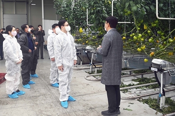 여한구 산업통상자원부 통상교섭본부장이 데이터 기반 한국형 스마트팜 현장을 방문했다. (출처 : 산업통상자원부)