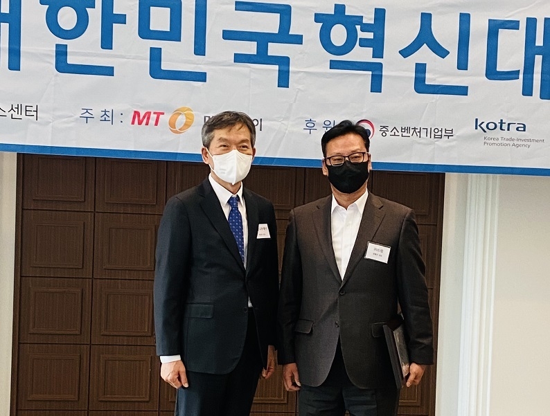 머니투데이 정희경 고문(왼쪽)와 트윔의 정해주 대표이사 (제공: 트윔)