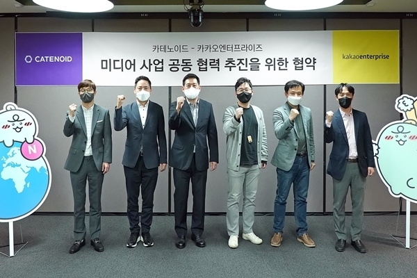 카카오엔터프라이즈가 카테노이드와 미디어 사업 협력을 위한 업무협약을 체결하고 기념 사진을 찍고 있다. (왼쪽부터)이영재 카테노이드 부장, 강백현 이사, 이형구 전무, 윤석현 카카오엔터프라이즈 부사장, 최진호 이사, 변재경 부장. (출처 : 카카오엔터프라이즈)