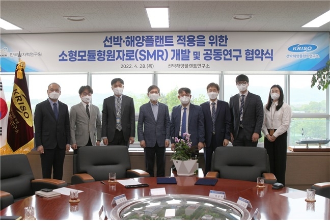 KRISO 김부기 소장(왼쪽에서 네 번째)과 KAERI 백종혁 미래전략본부장(왼쪽에서 다섯 번째)이 선박·해양플랜트 적용을 위한 소형모듈형원자로(SMR) 개발 및 공동연구 업무협약서를 교환했다. (출처: 한국원자력연구원) 