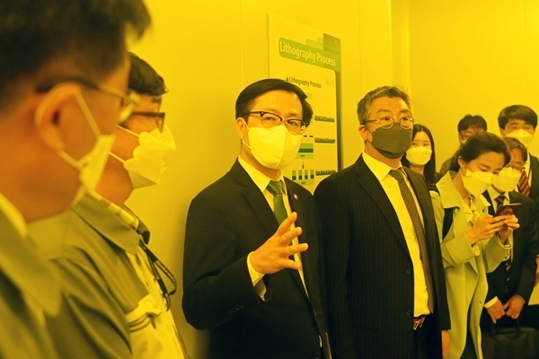 산업부 여한구 통상교섭본부장이 3일 반도체·디스플레이용 소재 국내복귀기업인 동진쎄미켐의 발안공장을 방문했다. (출처 : 산업통상자원부)
