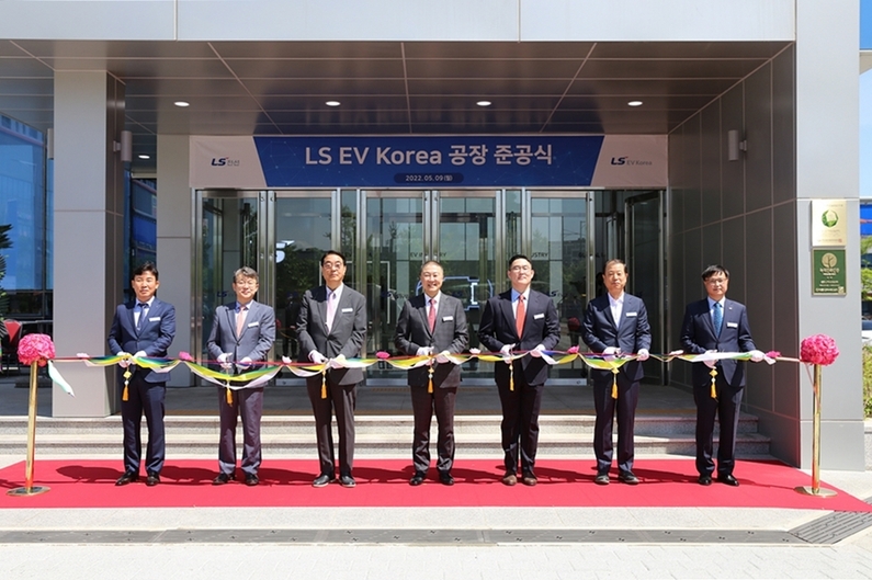 (왼쪽에서 네 번째) 구자은 LS그룹 회장 (출처 : LS그룹)