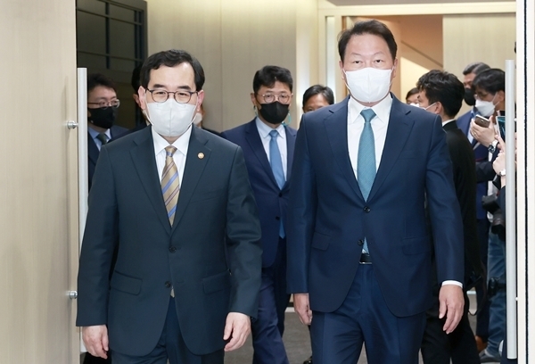 이창양 산업통상자원부 장관이 취임 첫 행보로 18일 대한상공회의소를 방문해 최태원 회장과 면담을 가졌다. (출처 : 산업통상자원부)