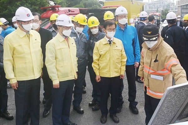 산업통상자원부 박일준 제2차관이 20일 울산 에쓰-오일 가스누출 폭발사고 현장을 방문했다. (출처 : 산업통상자원부)