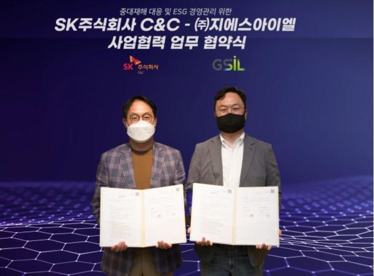 19일, SK(주) C&C는 (주)지에스아이엘과 'ESG 플랫폼 기반 구독형 현장 안전관리 솔루션 사업 협력 MOU'를 체결했다. 사진은 MOU 체결 후 SK(주) C&C 이상국 ICT Digital부문장(왼쪽)과 (주)지에스아이엘 이정우 대표가 기념 촬영을 하는 모습 (출처: SK C&C) 