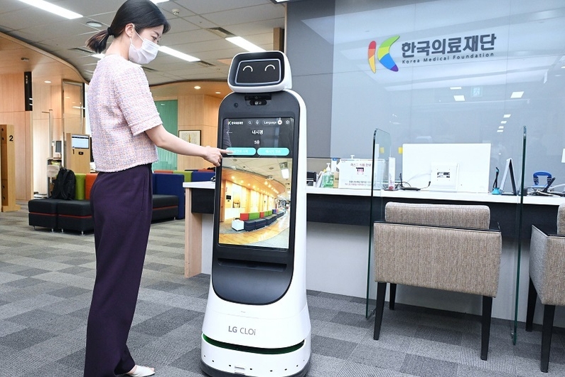LG전자, 한국의료재단에 'LG 클로이 가이드봇' 공급(출처: LG전자)