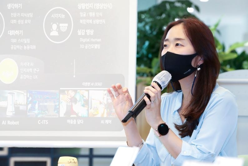 KT 융합기술원 AI2XL연구소 배순민 소장이 ‘KT AI 2.0’ 연구 방향을 발표하고 있다. (출처: KT)