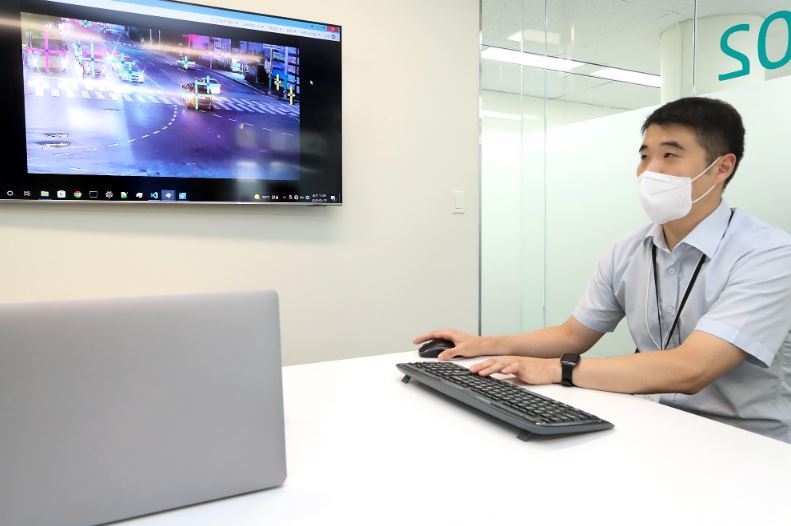KT 융합기술원 AI2XL연구소 로봇비전 Projrct 박진욱 책임연구원이 C-TIS 솔루션에 활용되는 객체검출 AI 기술을 설명하고 있다. (출처: KT)