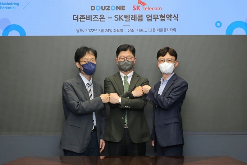 (왼쪽부터) 최낙훈 SKT 스마트팩토리CO담당, 지용구 더존비즈온 솔루션사업부문 대표, 조정민 SKB 커넥트인프라CO 담당
