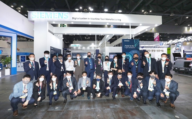 한국지멘스 디지털 인더스트리 직원들이 SIMTOS 2022 첫날을 성황리에 마무리하며 단체사진을 촬영하고 있다.