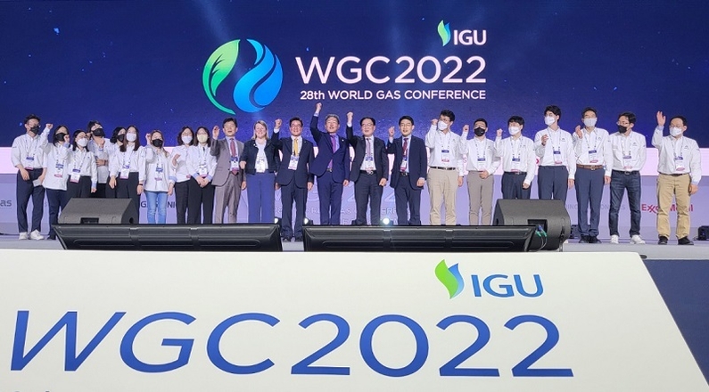 지난 27일 대구 북구 엑스코(EXCO)에서 열린 2022 세계가스총회 폐회식에서 관계자들이 기념 촬영을 하고 있다. 지난 23일 환영연을 시작으로 문을 연 총회에는 전 세계 에너지 관련 기업 460개사가 참가했다. (출처: 연합뉴스)