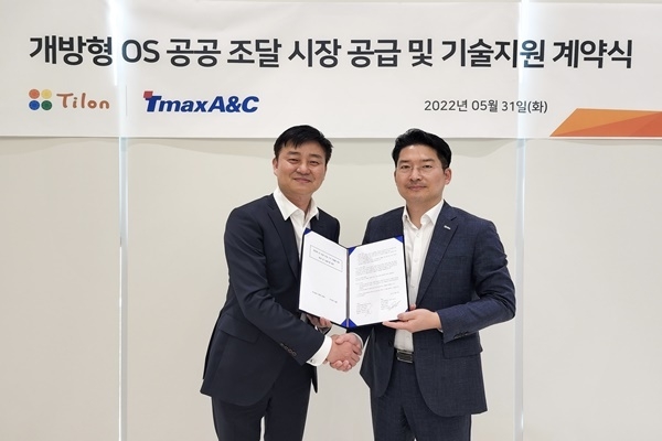 티맥스OS 허희도 대표(왼쪽)와 틸론 최백준 대표가 계약 체결 후 사진을 촬영하고 있다. (출처 : 틸론)