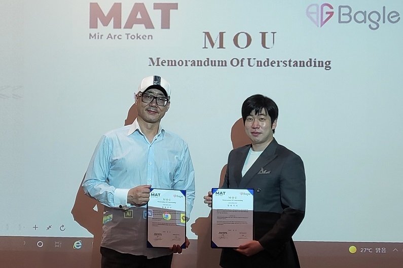 미라클웍스글로벌 조형래 회장(왼쪽)과 베이글코리아 김석중 이사가 협약을 체결하고 있다. (제공: 미라클웍스글로벌)