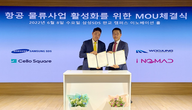 왼쪽부터 우정항공 임준석 대표와 삼성SDS 오구일 물류사업부장이 항공 물류사업 확대를 위한 MOU 체결식에서 기념 촬영을 하고 있다. (출처: 삼성SDS) 