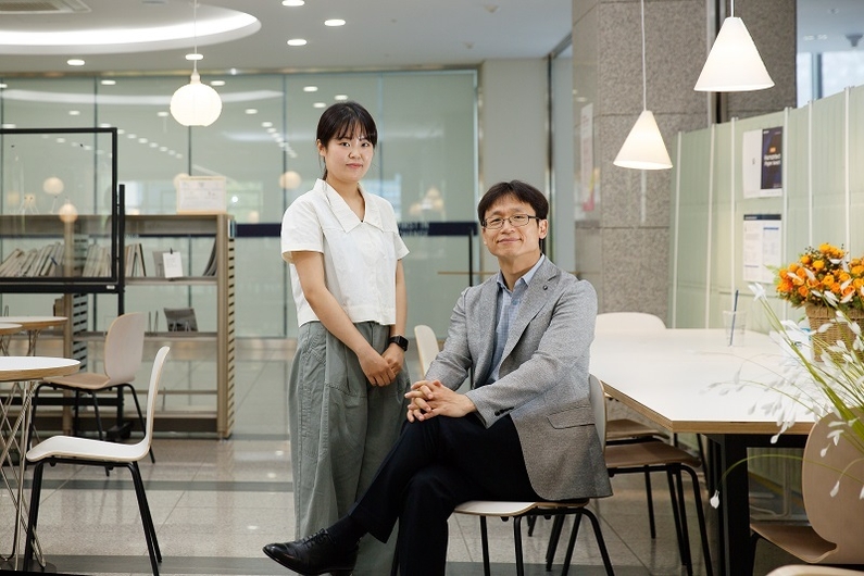 UNIST 화학과 김봉수 교수 연구팀. 김봉수 교수(오른쪽)와 제1 저자인 김보미 연구원. (사진: 울산과학기술원)
