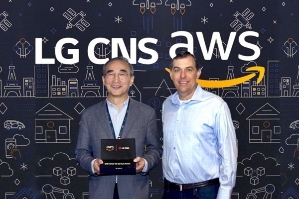 왼쪽부터 LG CNS 김영섭 사장과 AWS 맷 가먼(Matt Garman) 수석 부사장이 기념 촬영을 하고 있다. (출처 : LG CNS)