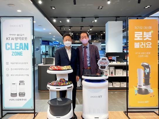 신수정 KT 엔터프라이즈 부문장(왼쪽)과 전자랜드 옥치국 대표이사가 KT로봇 브랜드 스토어에서 기념 촬영을 하고 있다. (사진: 전자랜드) 
