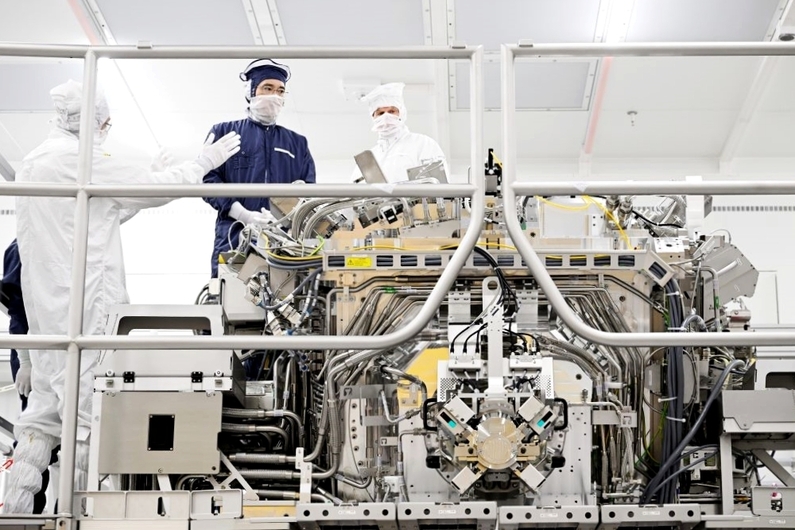 이재용 삼성전자 부회장이 14일(현지시간) ASML 본사에서 피터 베닝크 ASML CEO, 마틴 반 덴 브링크 ASML CTO 등과 함께 반도체 장비를 점검하는 모습 (출처 : 삼성전자)