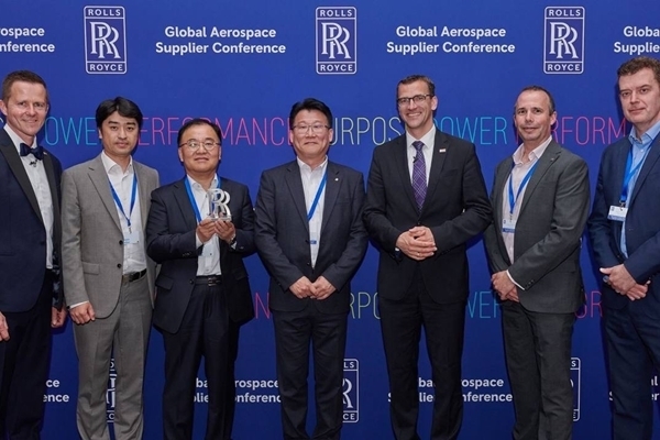 2022 롤스로이스 Global Supplier Conference 에서 수상직후 기념촬영. (출처 : 한화에어로스페이스)