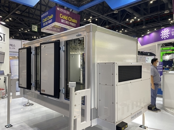 KOREA MAT 2022 콜드체인특별관에 위치한 EST 부스. 탈부착형 스마트 정온컨테이너 'Veba Box'. (사진 : 헬로티)