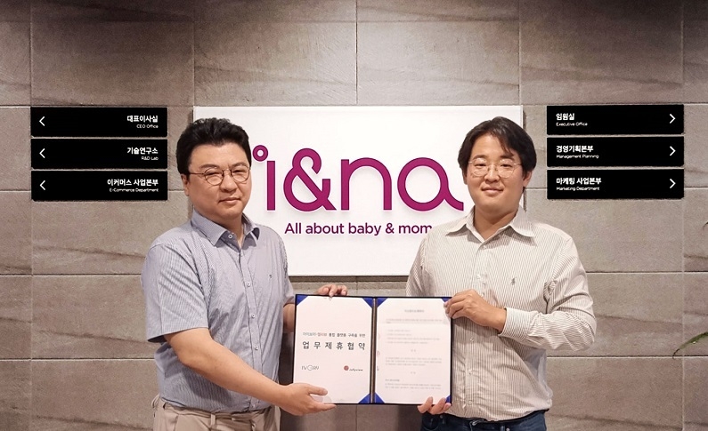  <br>
▲ 아이앤나 이경재 대표와 모스트바이 이희창 대표가 인수 계약 체결 후 기념촬영하고 있다. (제공: 아이앤나)