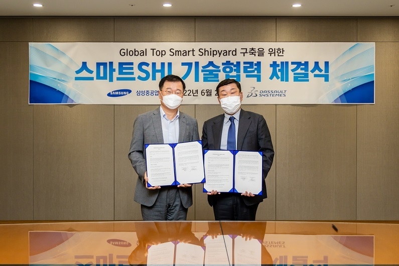 삼성중공업 정진택 사장(왼쪽)과 다쏘시스템코리아 조영빈 대표이사가 스마트SHI 기술협력체결식 후 기념 촬영을 하고 있다. (제공: 다쏘시스템)