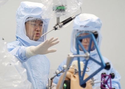 권세광 연세본사랑병원장의 로봇 인공관절 수술 시연 장면.