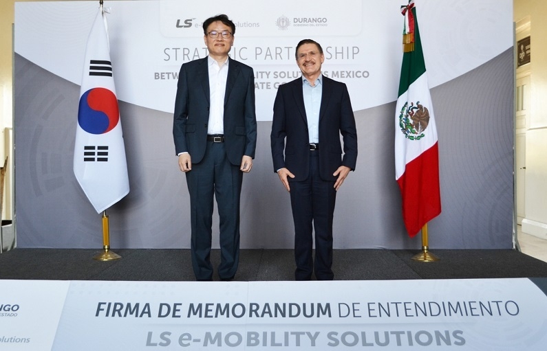 멕시코 두랑고에서 정인호 LS이모빌리티솔루션 멕시코 법인장(왼쪽)과 호세 로사스 아이스푸로 토레스 두랑고 주지사가 공장 설립을 위한 업무협약(MOU) 체결 후 기념촬영을 하고 있는 모습. (제공: LS일렉트릭)
