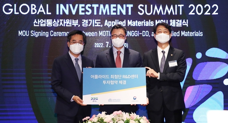 김동연 경기도지사(왼쪽부터), 마크 리 어플라이드 머티어리얼즈코리아 대표, 안덕근 산업통상자원부 본부장이 기념촬영하고 있다. (출처 : 경기도)
