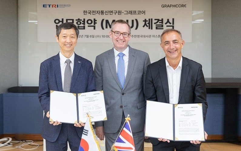 (왼쪽부터) 이윤근 ETRI 인공지능연구소장, 콜린 크룩스 주한 영국대사, 페브리스 모이잔, 그래프코어 글로벌 세일즈 수석 부사장이 7일 열린 업무협약 체결식에 참석했다. (제공: 그래프코어)